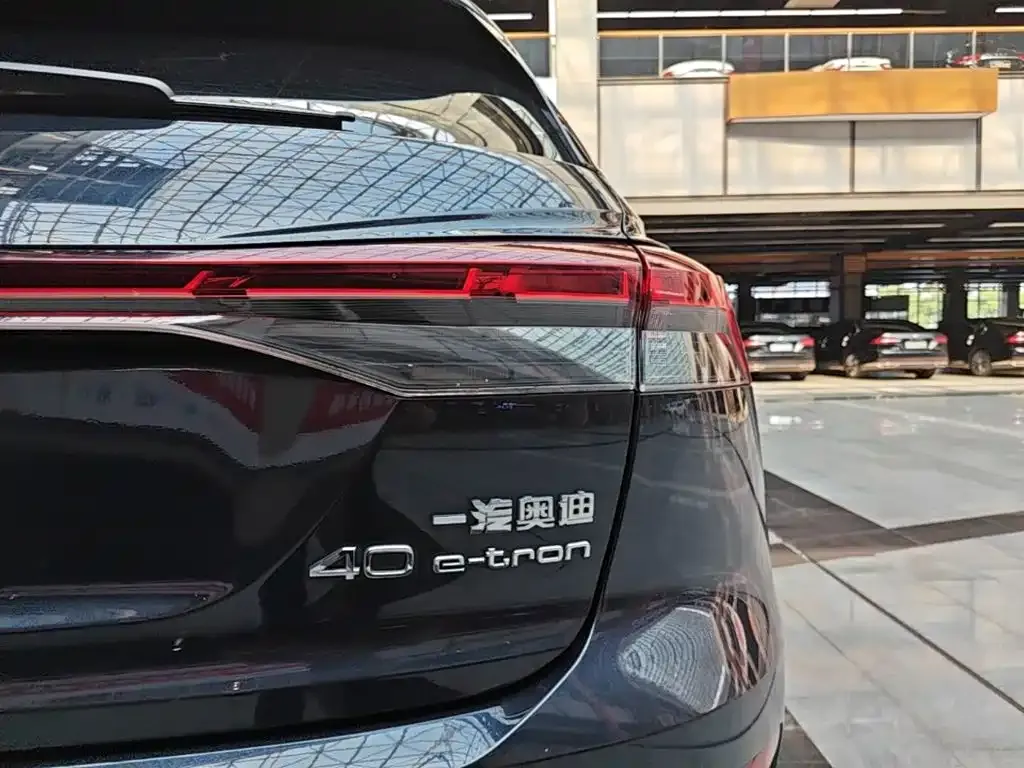 Audi Q4 e-tron — фото 10