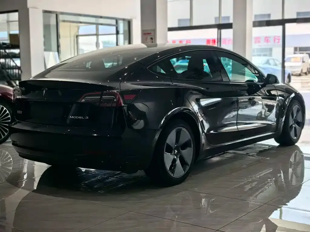 Tesla Model 3 — фото 9