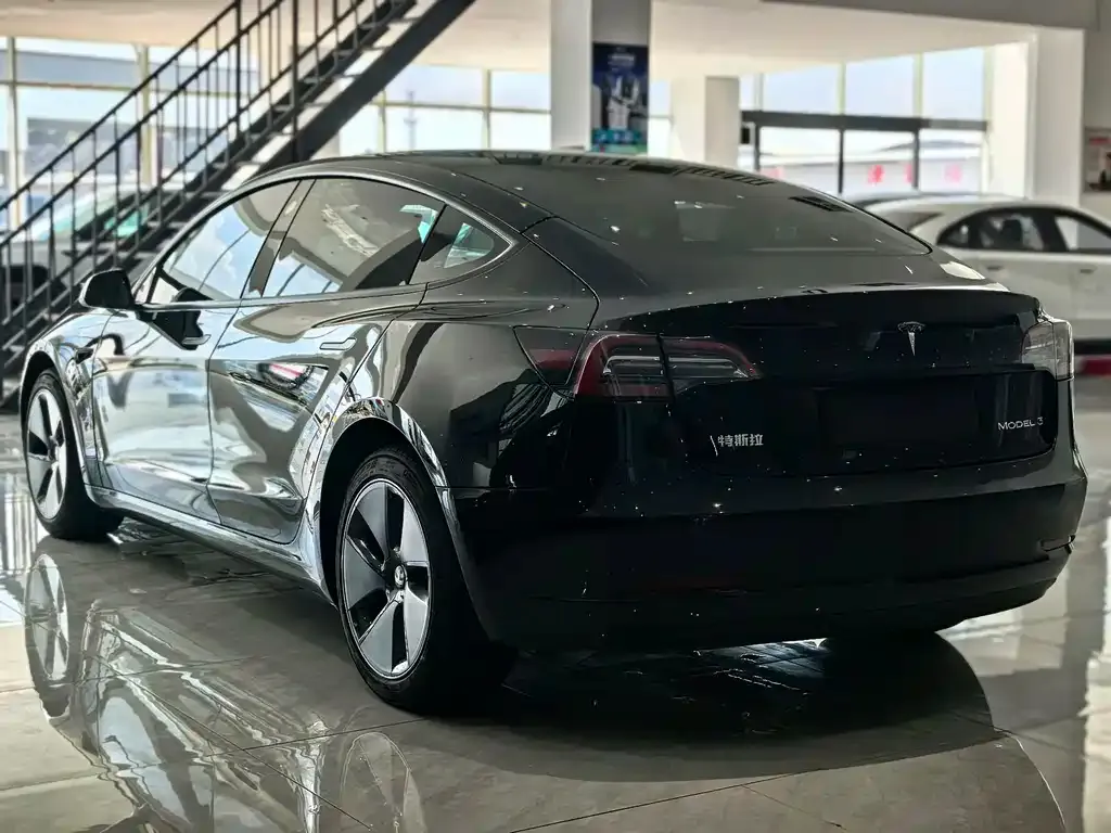 Tesla Model 3 — фото 10