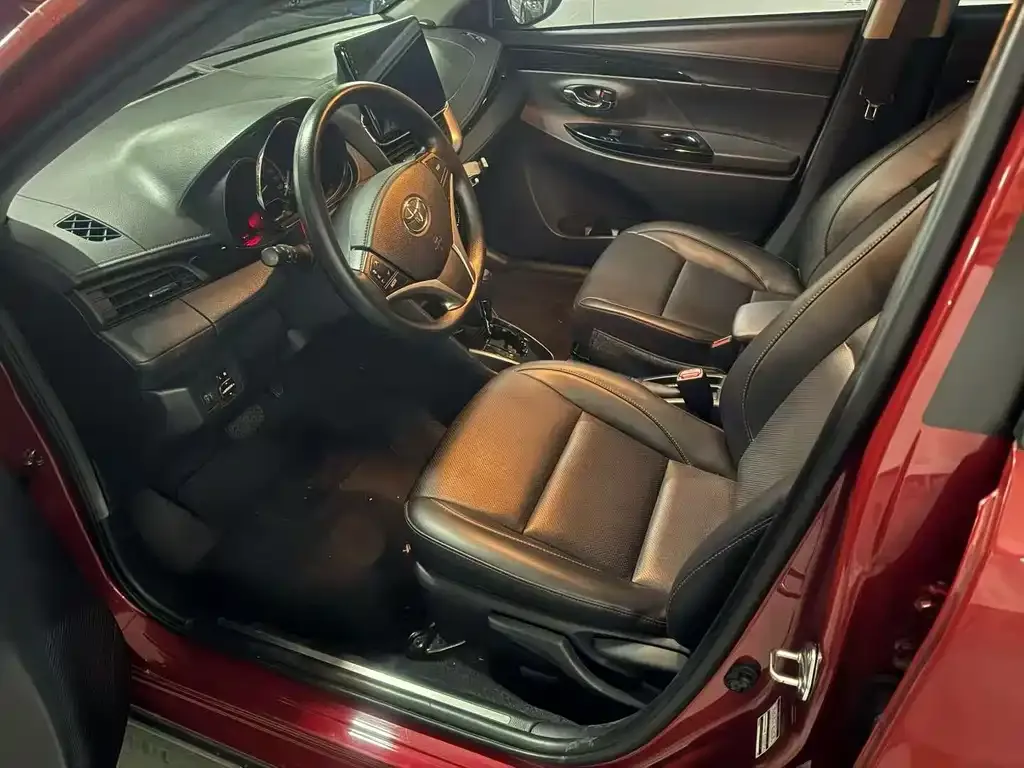 Toyota Yaris L — фото 7