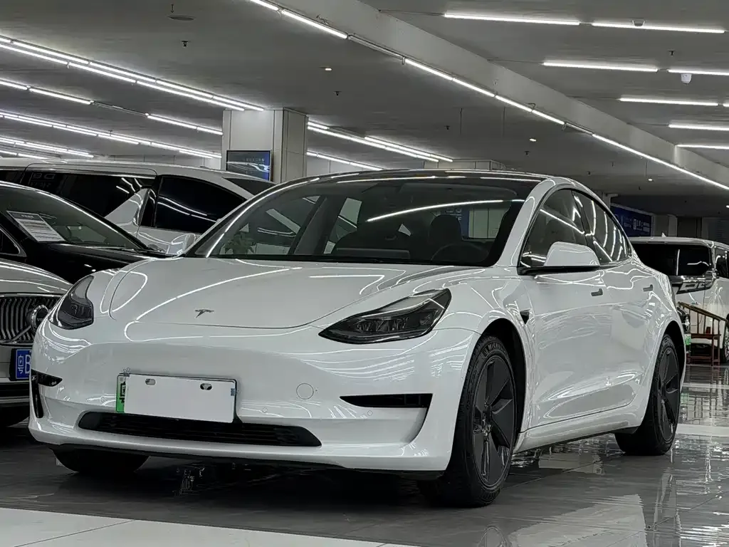 Tesla Model 3 — фото 1