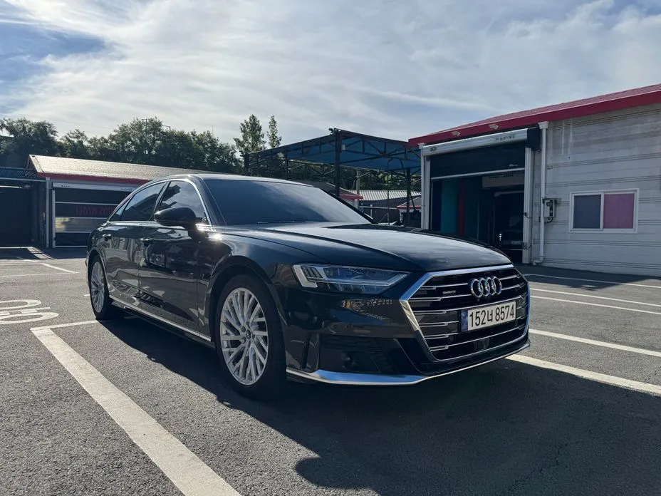 Audi A8 — фото 1
