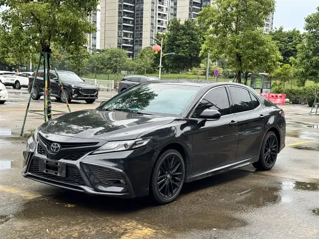 Toyota Camry — фото 1