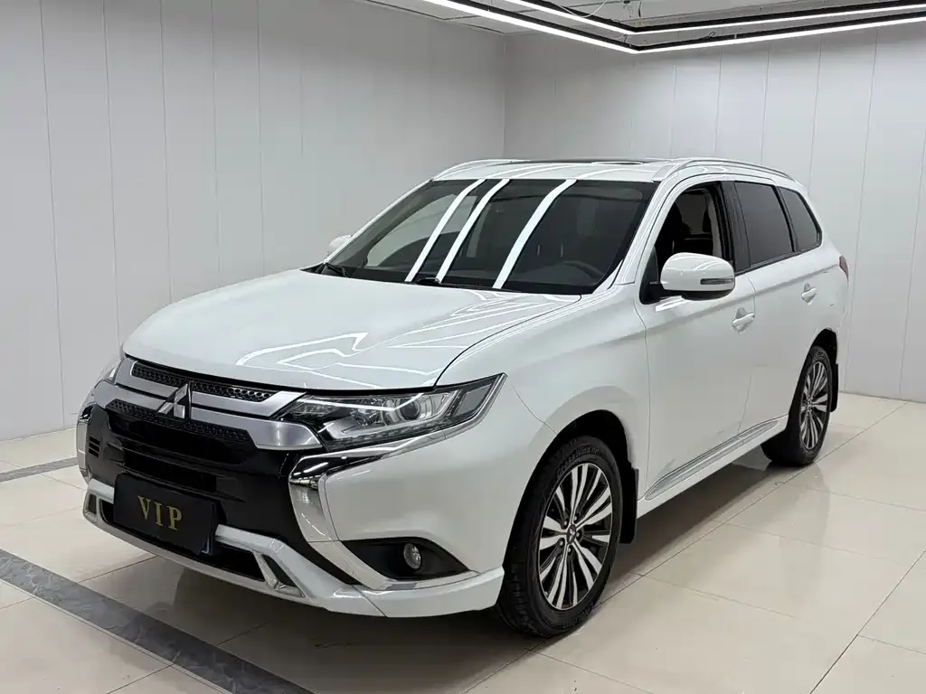 Mitsubishi Outlander — фото 1