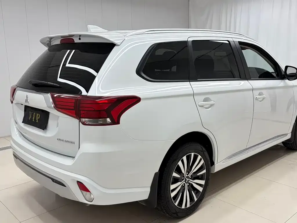 Mitsubishi Outlander — фото 4
