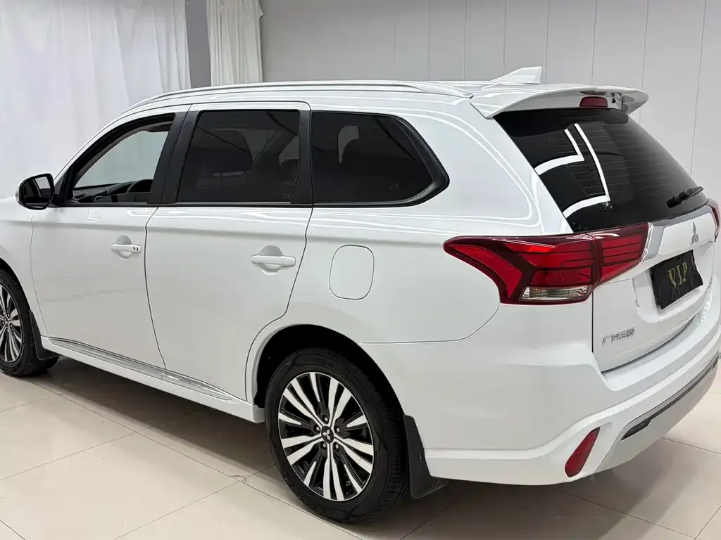Mitsubishi Outlander — фото 6