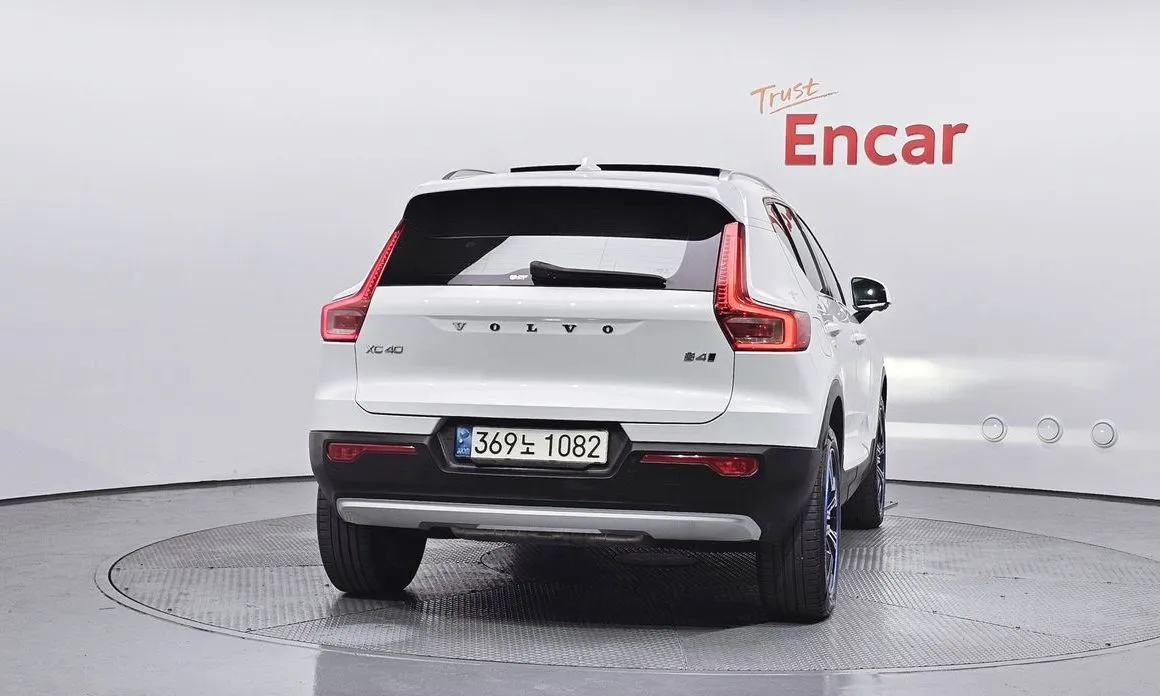 Volvo XC40 — фото 9