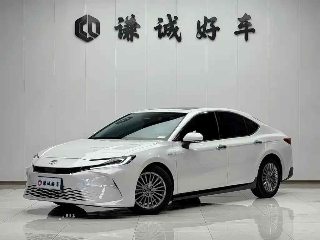 Toyota Camry — фото 1