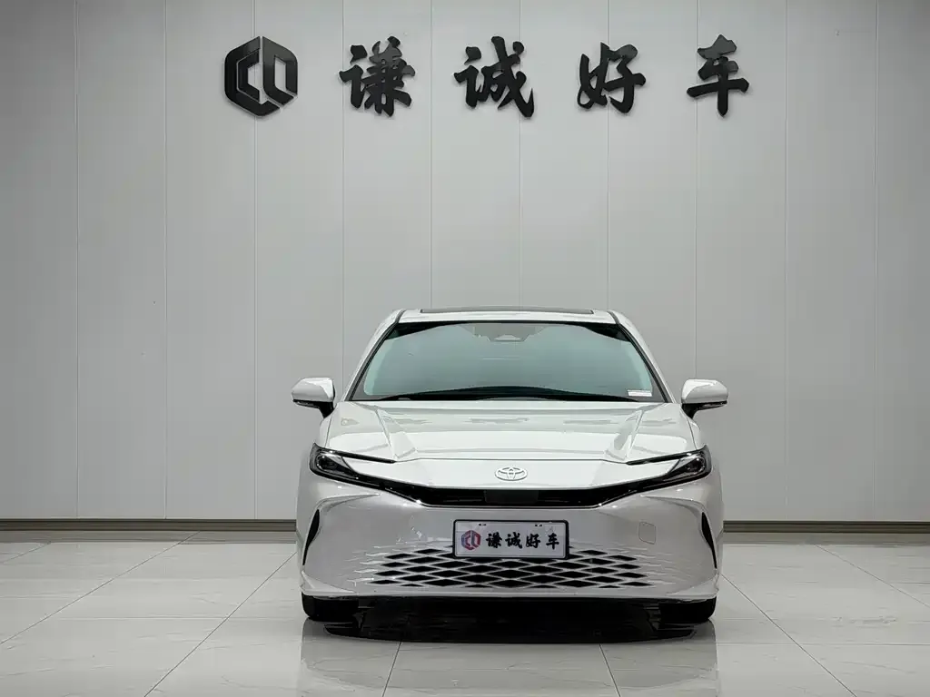Toyota Camry — фото 2
