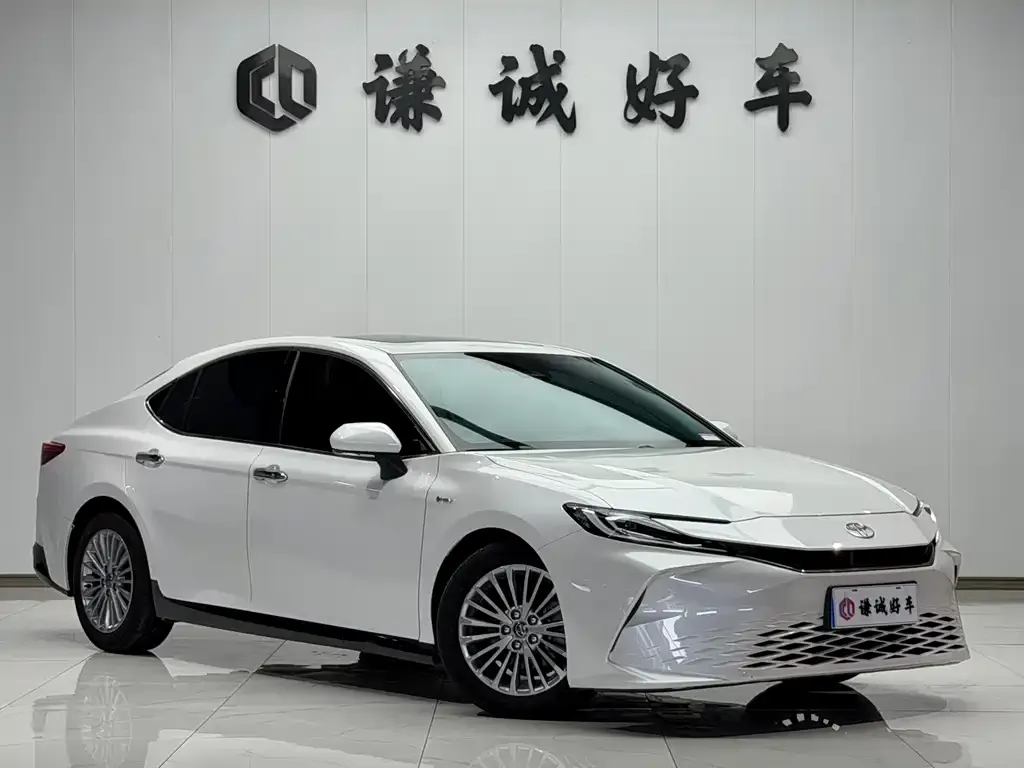 Toyota Camry — фото 3