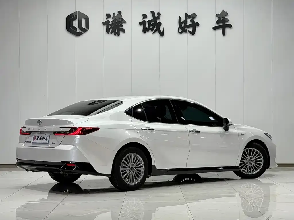 Toyota Camry — фото 7