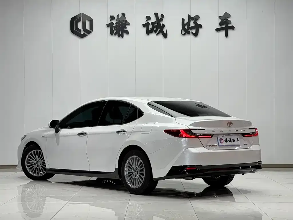 Toyota Camry — фото 8