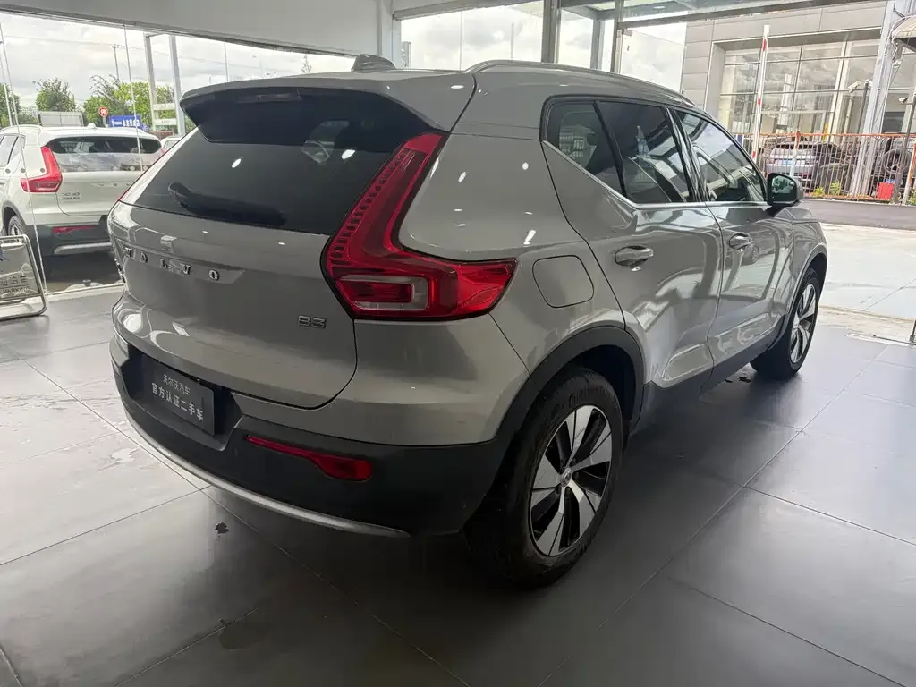 Volvo XC40 — фото 10