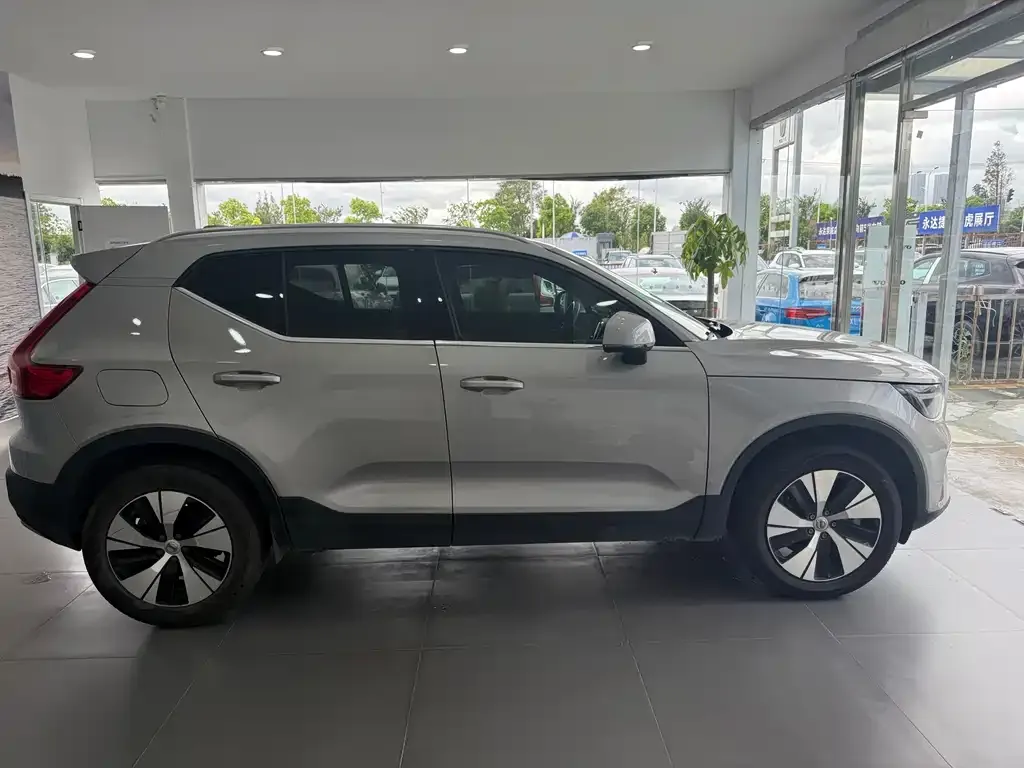 Volvo XC40 — фото 9