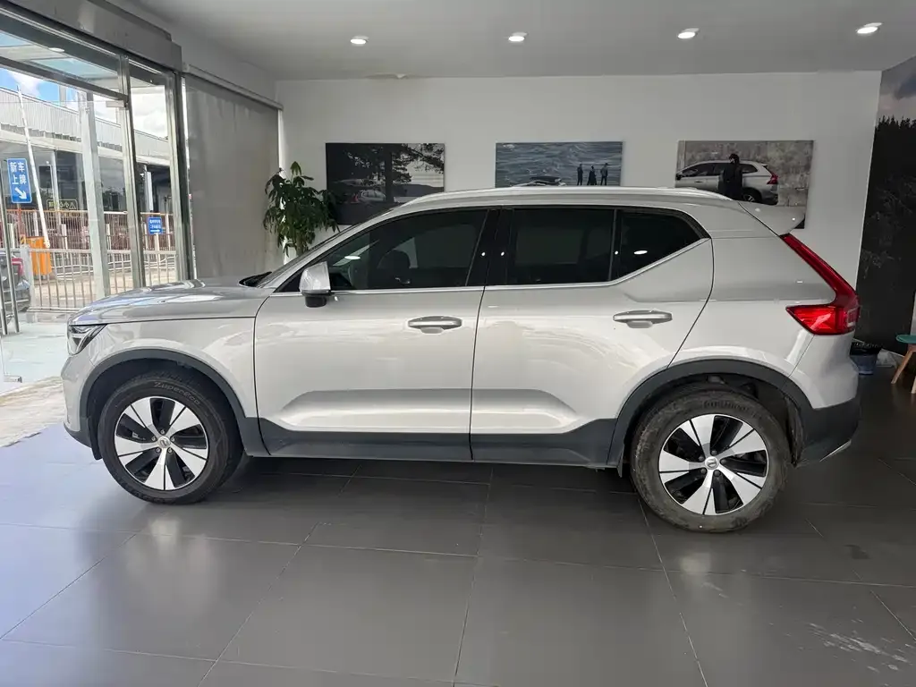 Volvo XC40 — фото 7
