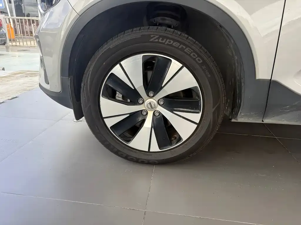 Volvo XC40 — фото 2