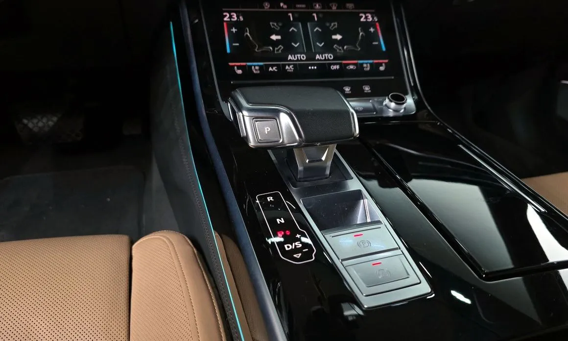 Audi A8 — фото 7
