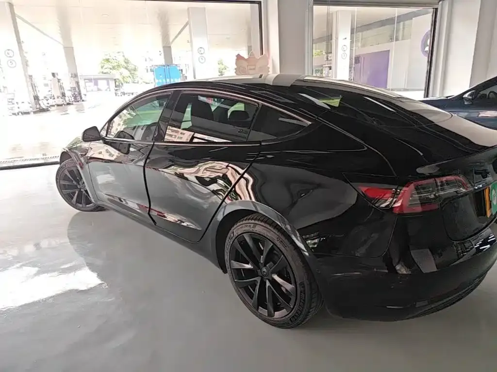 Tesla Model 3 — фото 5