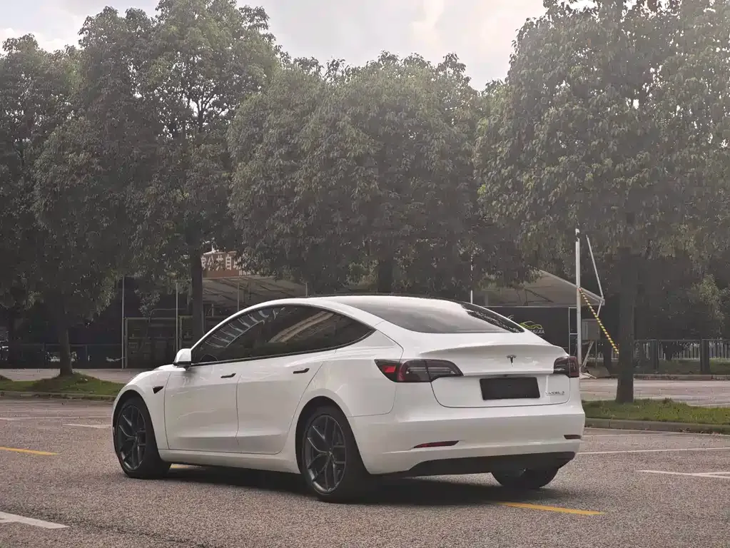 Tesla Model 3 — фото 3