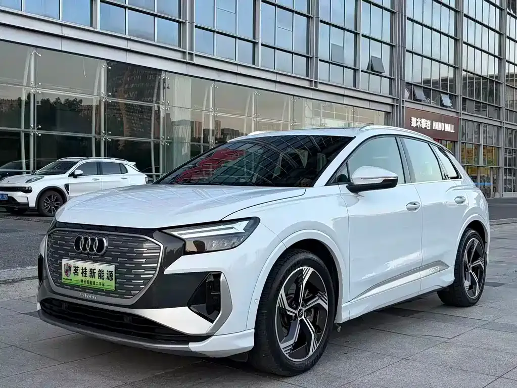 Audi Q4 e-tron — фото 1