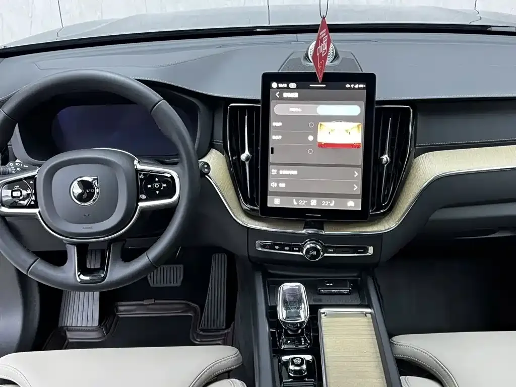 Volvo XC60 — фото 6