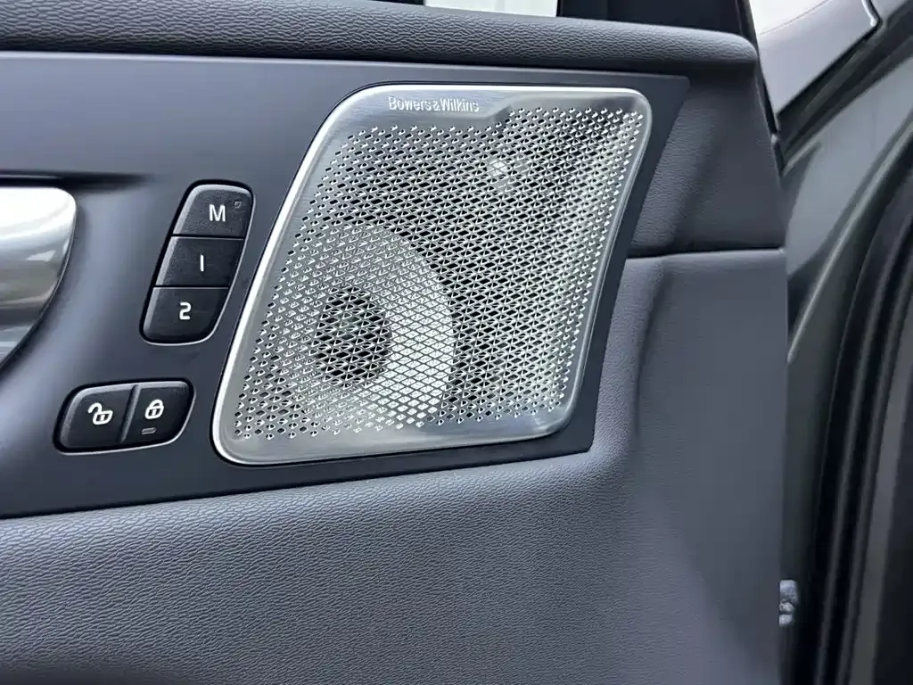 Volvo XC60 — фото 9