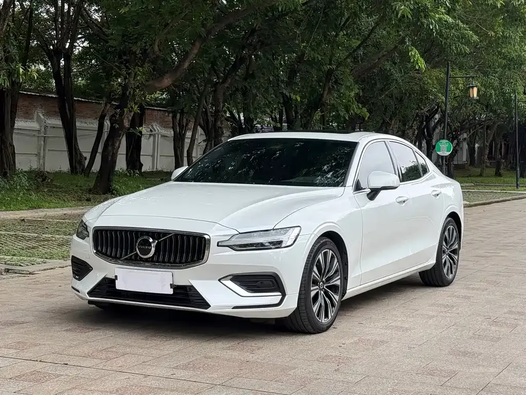 Volvo S60 — фото 1