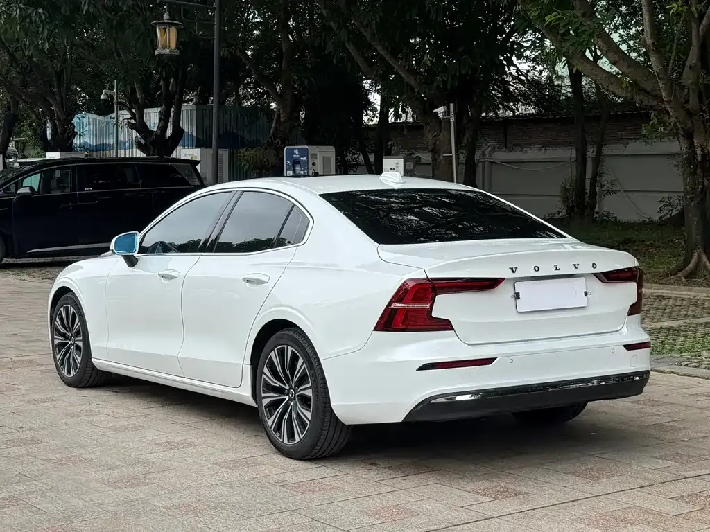 Volvo S60 — фото 9