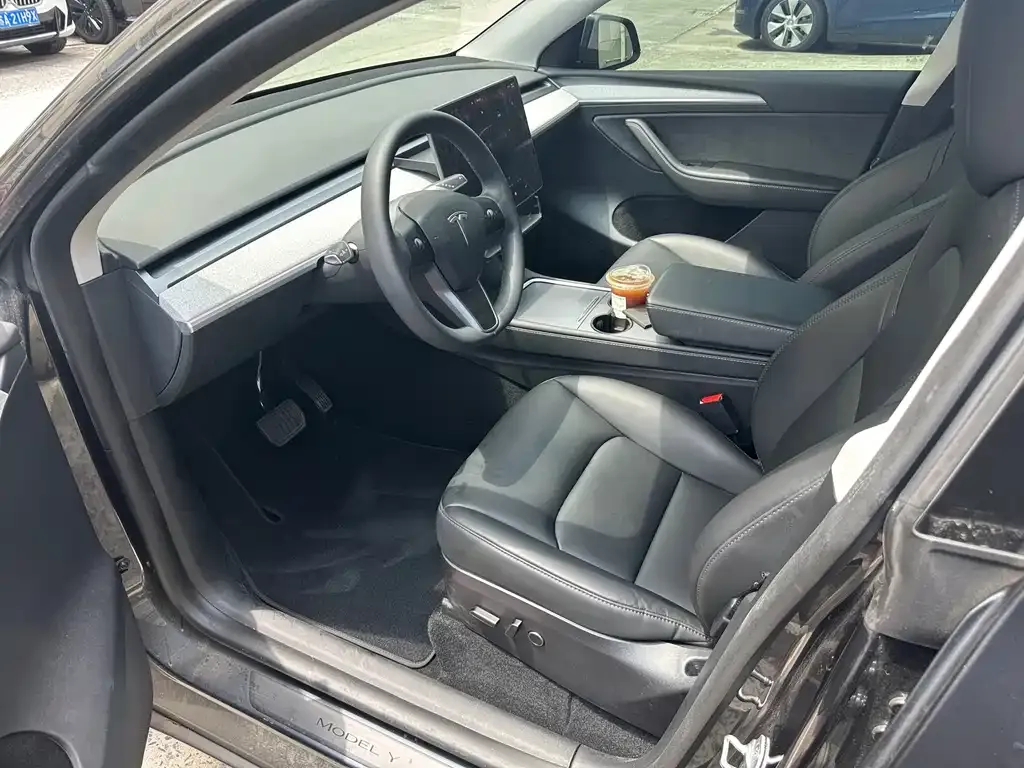 Tesla Model Y — фото 2