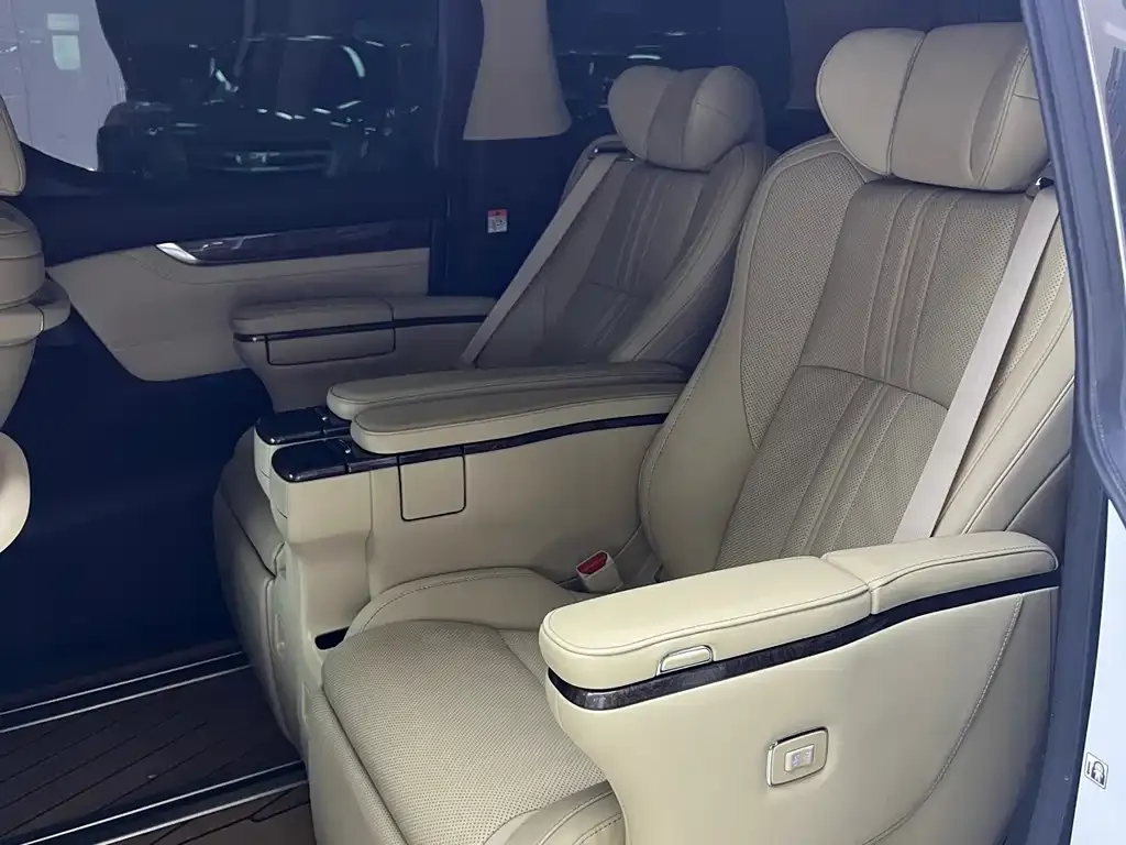 Toyota Vellfire — фото 3