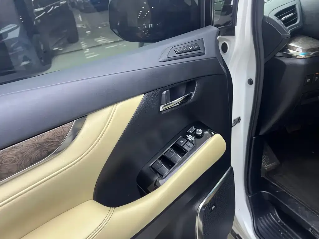 Toyota Vellfire — фото 4