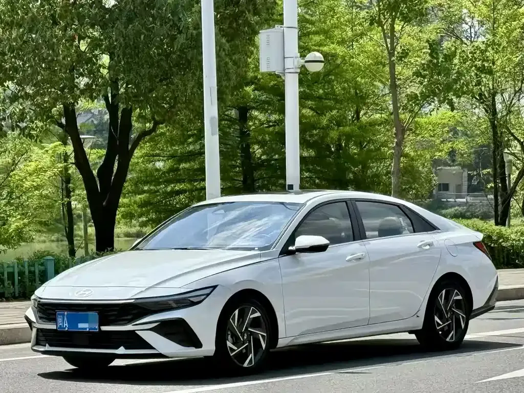 Hyundai Elantra — фото 1