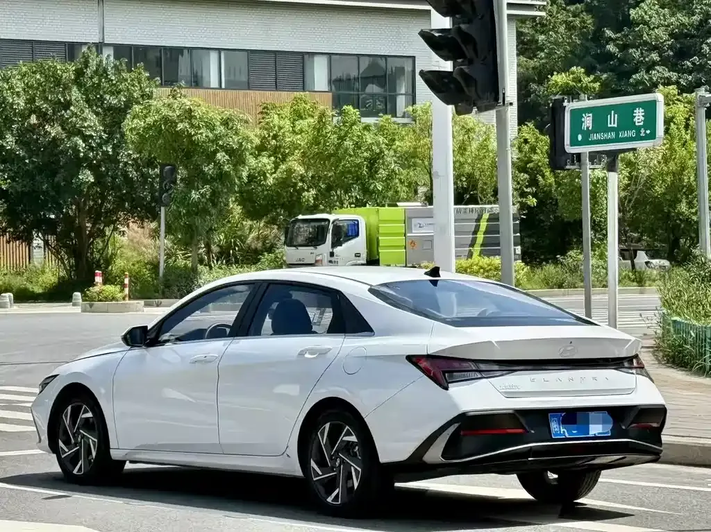 Hyundai Elantra — фото 5