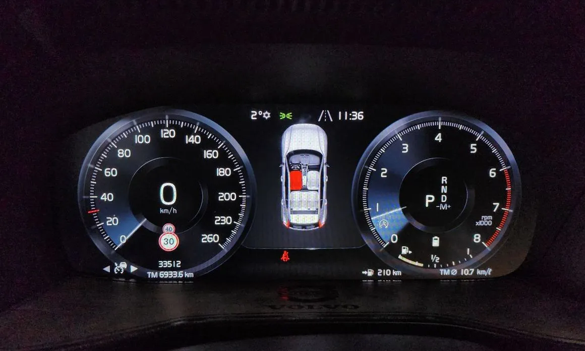 Volvo XC40 — фото 10