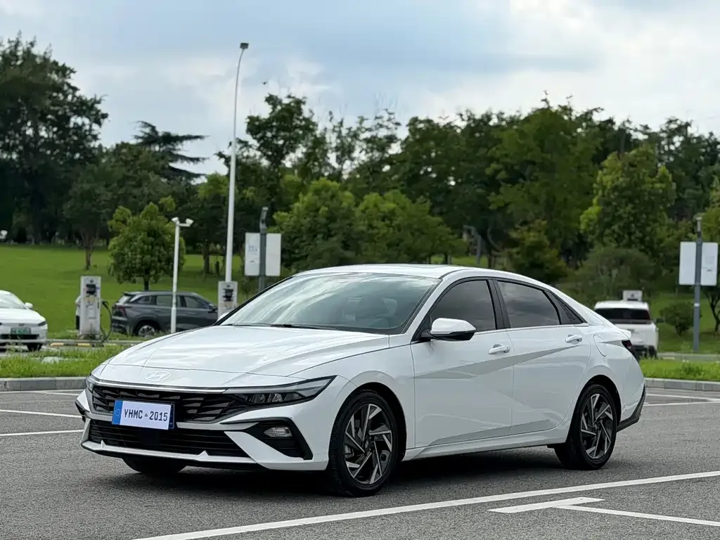 Hyundai Elantra — фото 1