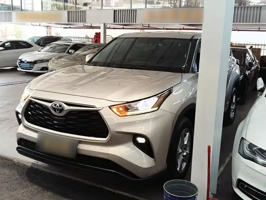 Toyota Highlander — фото 1