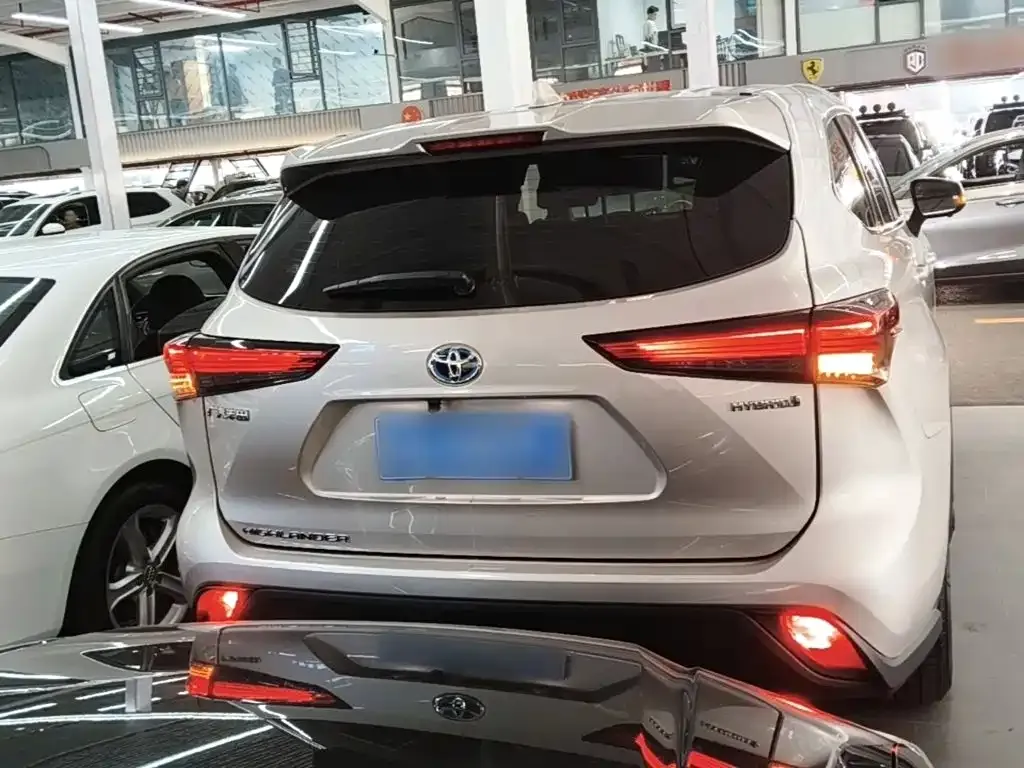 Toyota Highlander — фото 10