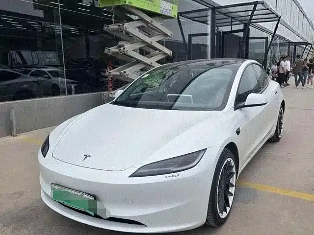 Tesla Model 3 — фото 1