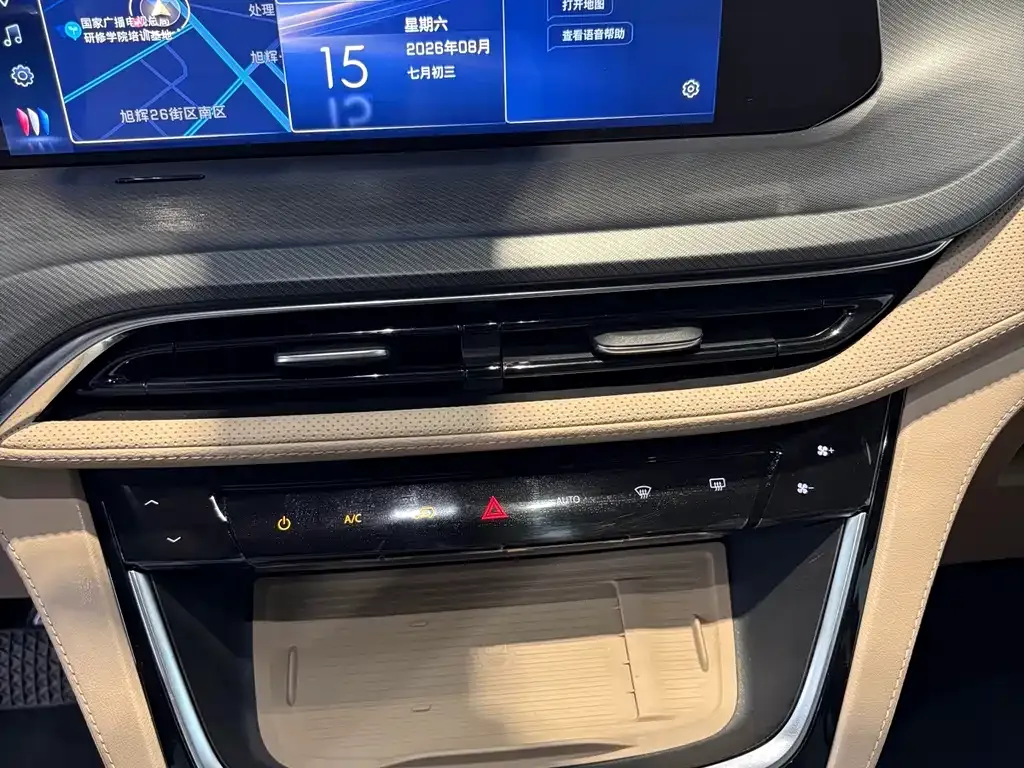 Buick GL8 Hybrid — фото 10