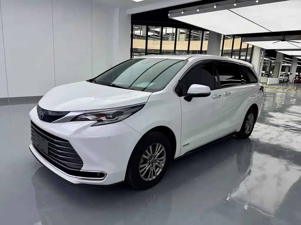 Toyota Sienna — фото 1