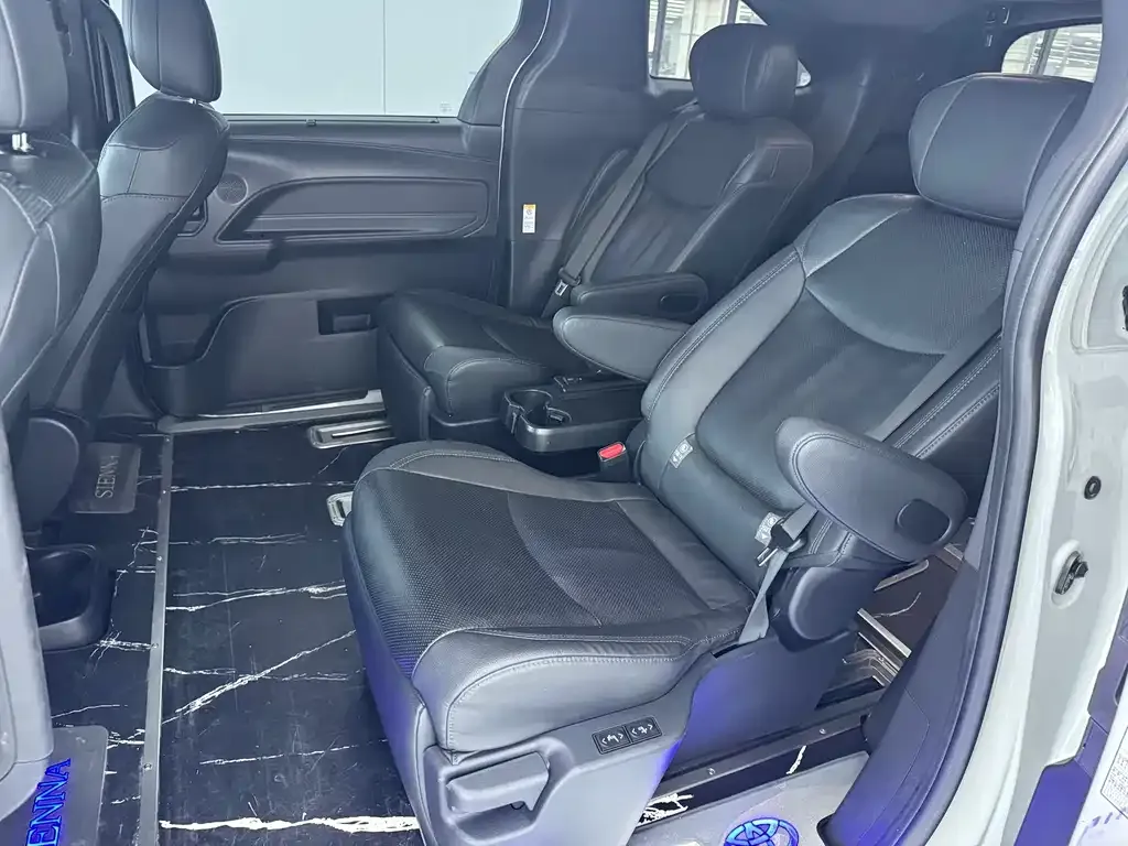 Toyota Sienna — фото 10