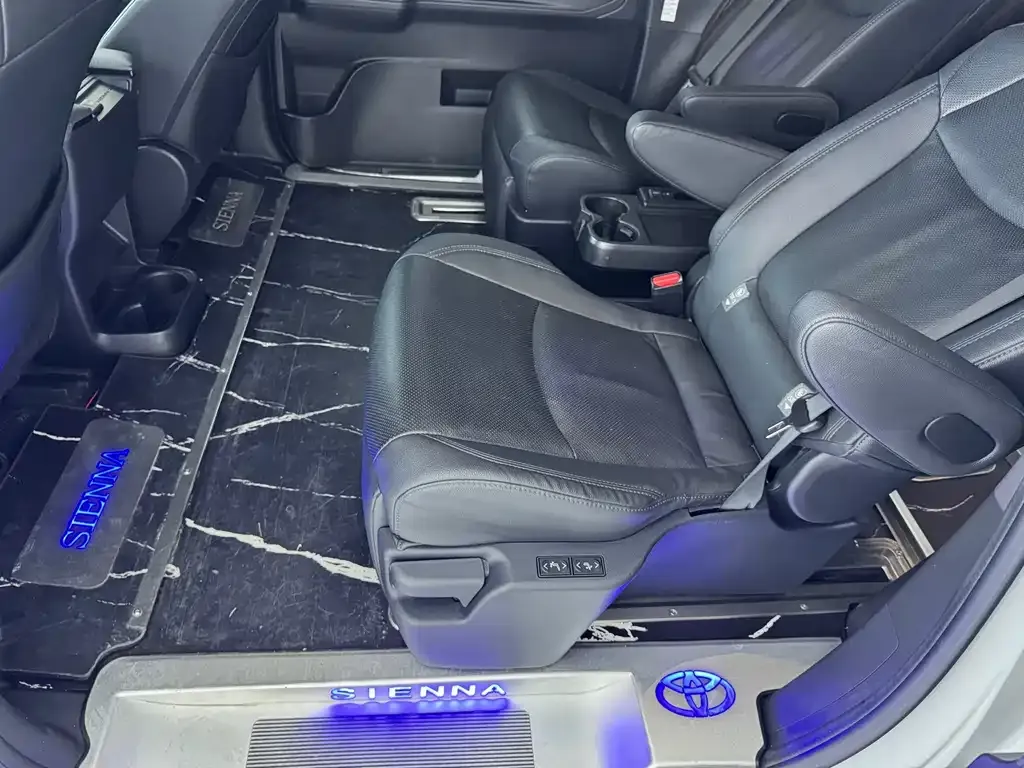 Toyota Sienna — фото 5
