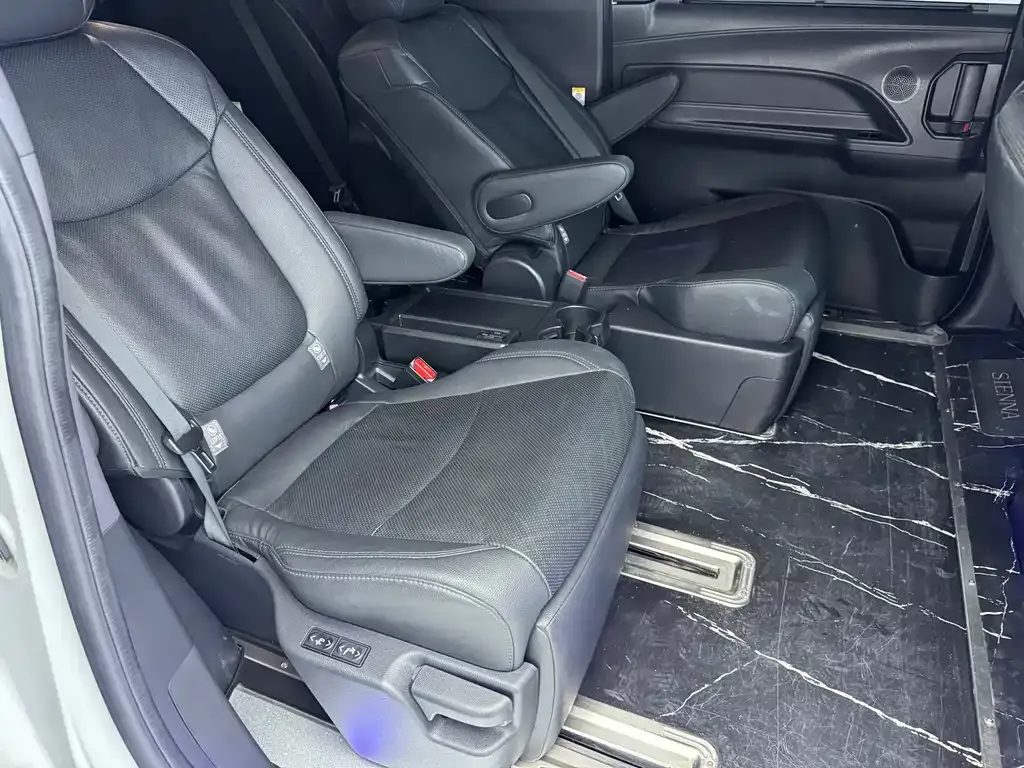 Toyota Sienna — фото 4