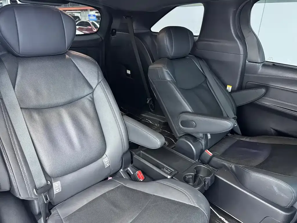 Toyota Sienna — фото 3