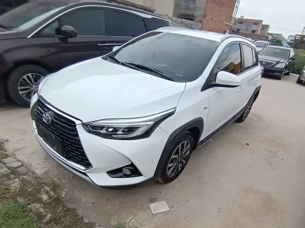 Toyota Yaris L — фото 1