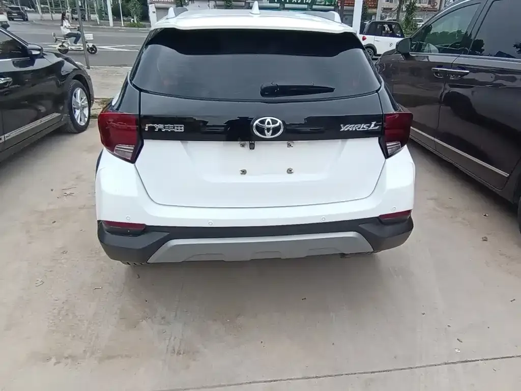 Toyota Yaris L — фото 4