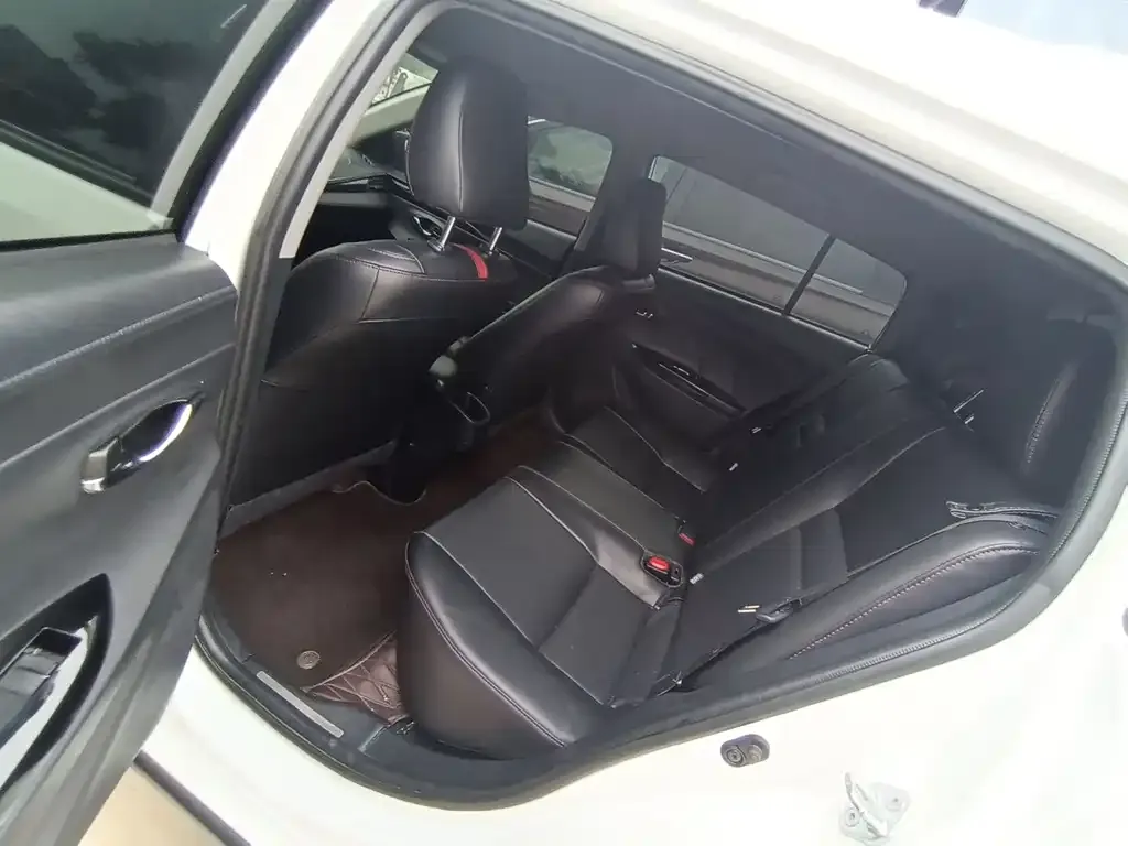 Toyota Yaris L — фото 3