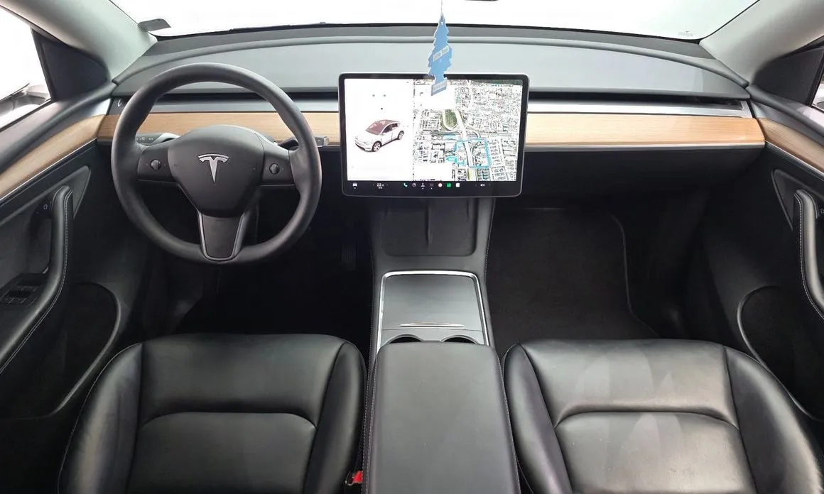Tesla Model Y — фото 10