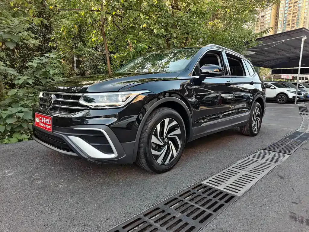 Volkswagen Tiguan L — фото 1