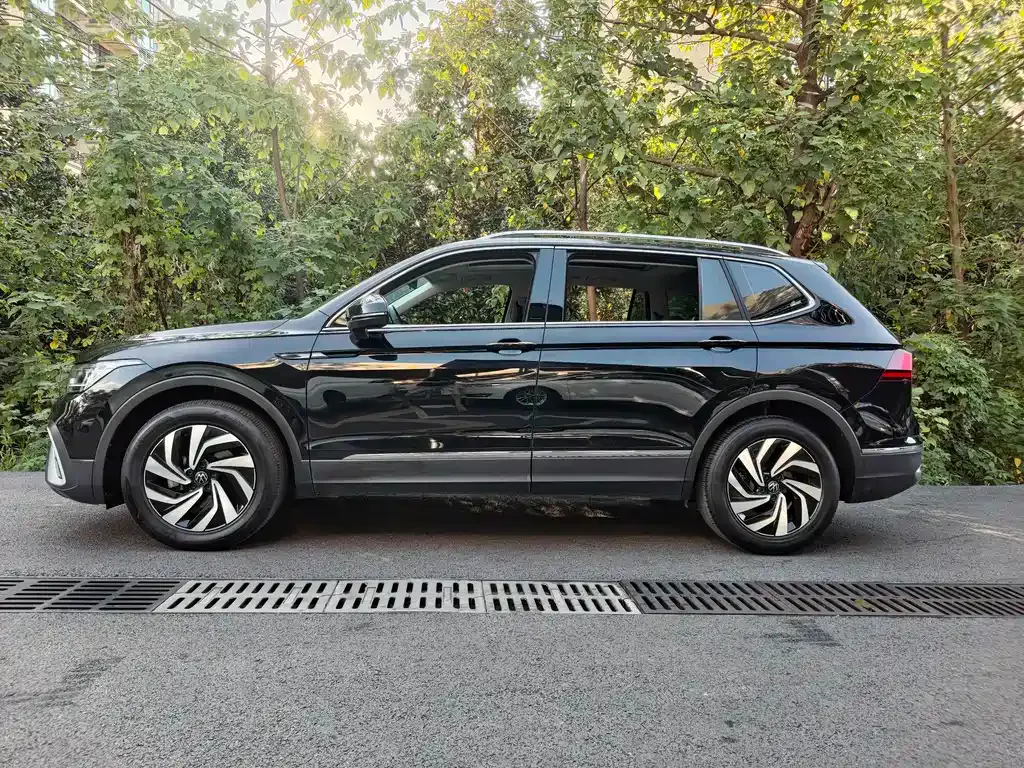Volkswagen Tiguan L — фото 10